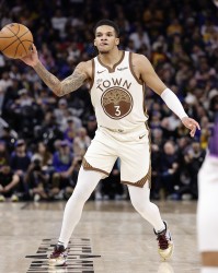 伟德体育-差太多了！勇士上半场三分31中13&amp;命中率42% 开拓者三分18中3