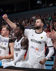 男篮欧洲杯半决赛德国vs芬兰首发：施罗德、小瓦PK马卡