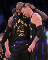 半场21分领先老鹰！张佳玮：湖人速度火力全出来 空间大开打崩鹰