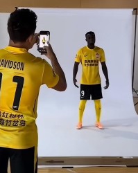 记者：青岛西海岸新赛季球衣广告位增加灵山岛、竹岔岛等元素